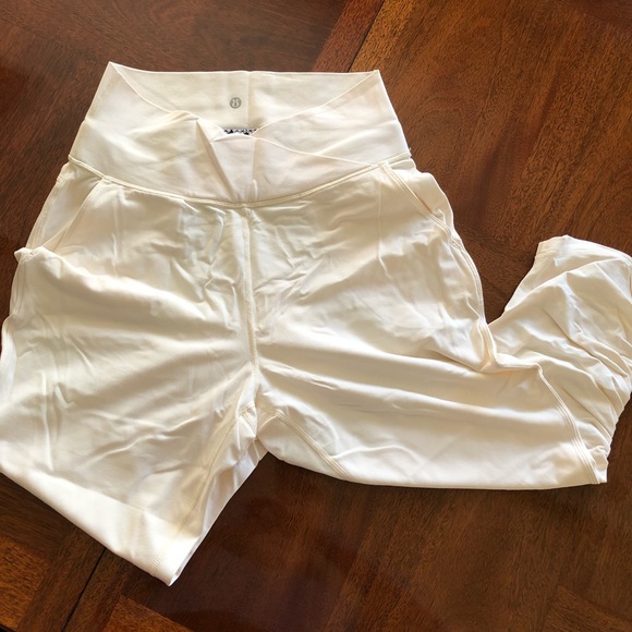 NWOT Lululemon High-Waist Cropped Legging (Color IVORY) - Picture 2 of 2